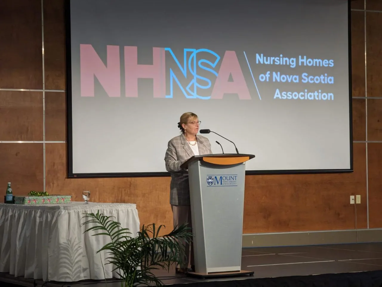 Un conférencier au podium pendant l’assemblée générale annuelle de la Nursing Homes of Nova Scotia Association