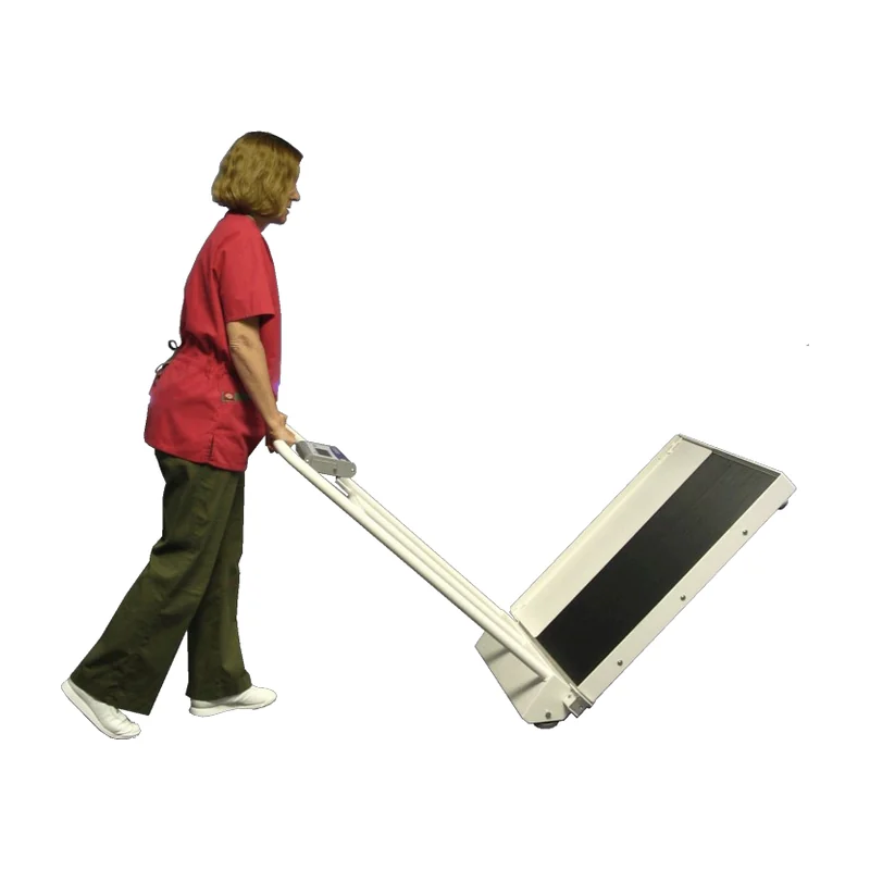 Une soignante incline la balance Befour MX450 pour la rouler