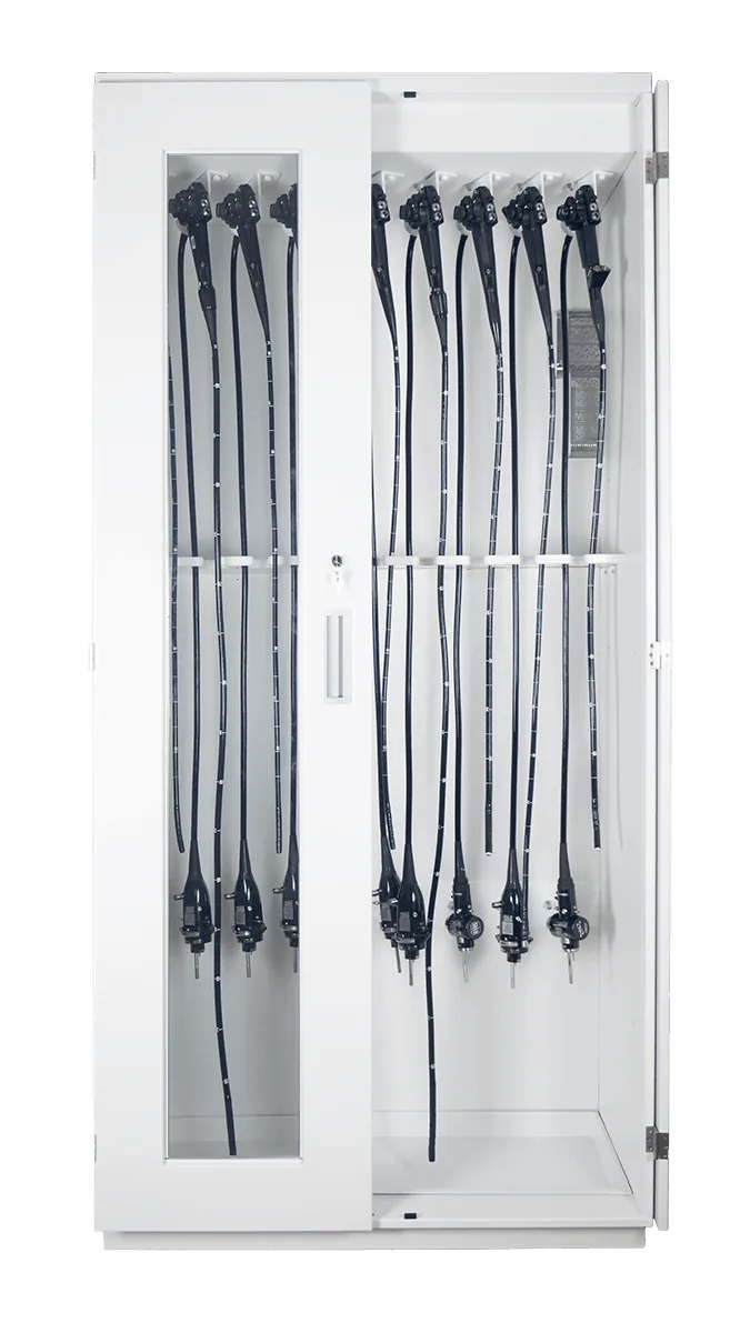 Armoire de rangement TruAir entrouverte, avec des endoscopes souples suspendus