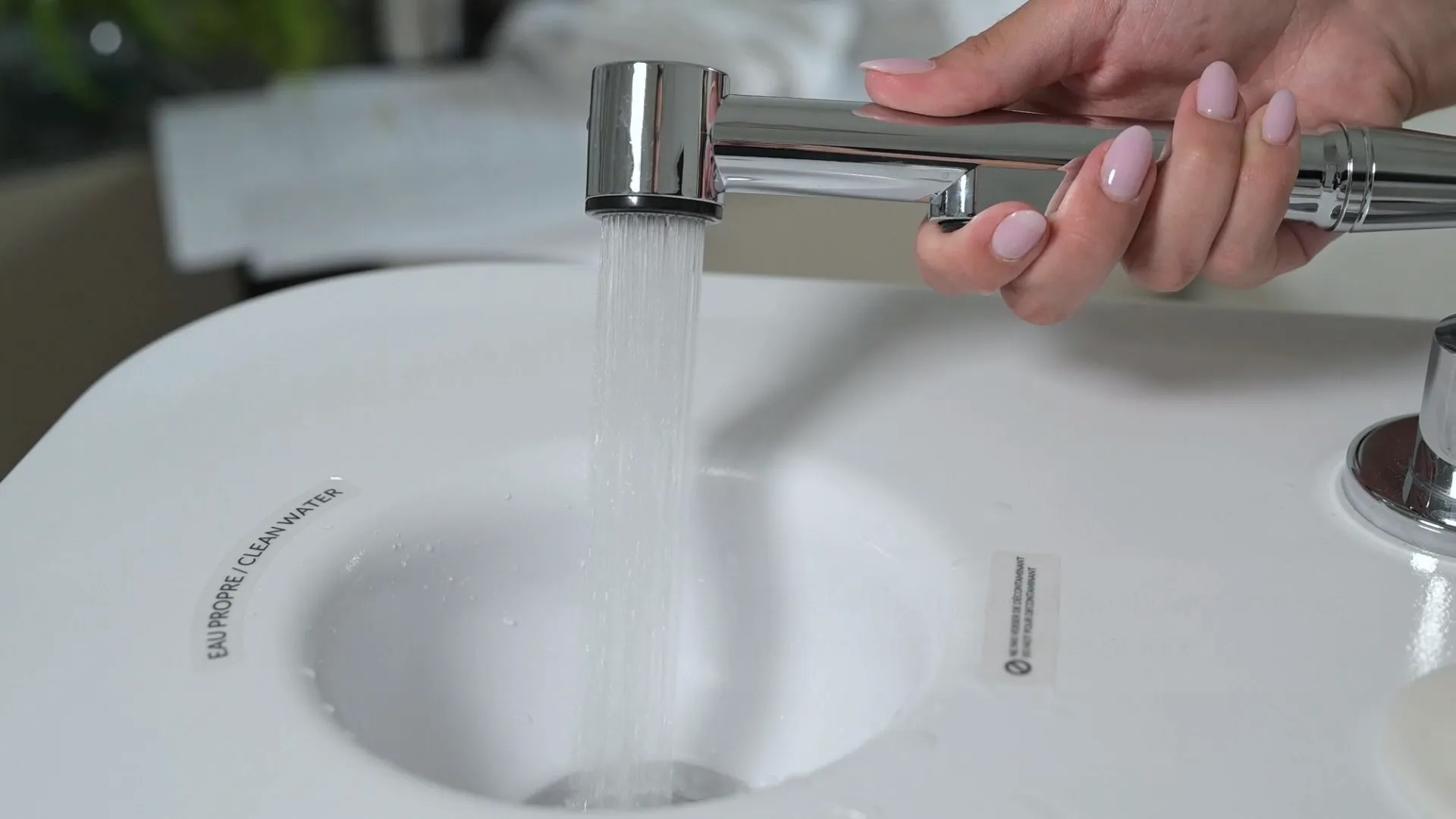 L'eau coule de la pomme de douche du Wishower