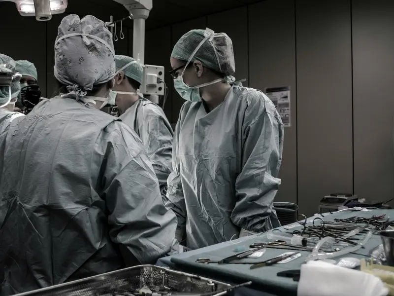 Équipements médicaux soutenant le personnel de santé en salle d'opération